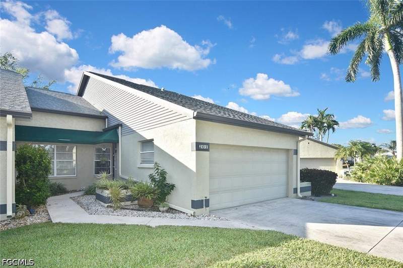 3 bedroom Attached at 201 McGregor Park Cir 201, McGregor Park Condo, Fort Myers — photo 2