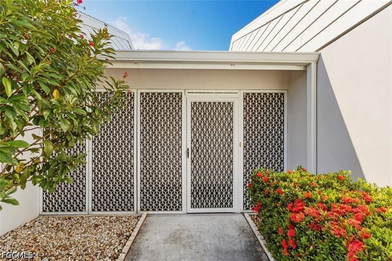 3 bedroom SingleFamilyResidence at 1010 NE 3rd St, Cape Coral, Cape Coral — photo 4