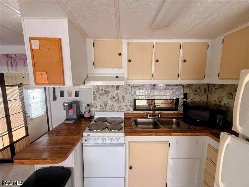 1 bedroom ManufacturedHome at 15 Fountain View Blvd, Fountain View Rv Resort, North Fort Myers — photo 2