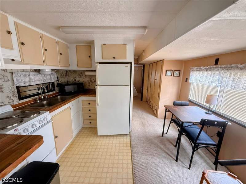 1 bedroom ManufacturedHome at 15 Fountain View Blvd, Fountain View Rv Resort, North Fort Myers — photo 3