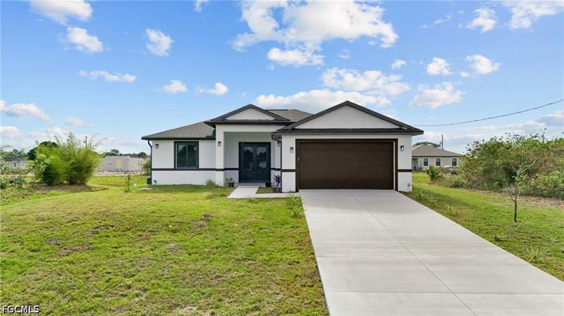 3 bedroom SingleFamilyResidence at 8033 Oakleaf Cir, Labelle, Labelle — photo 2