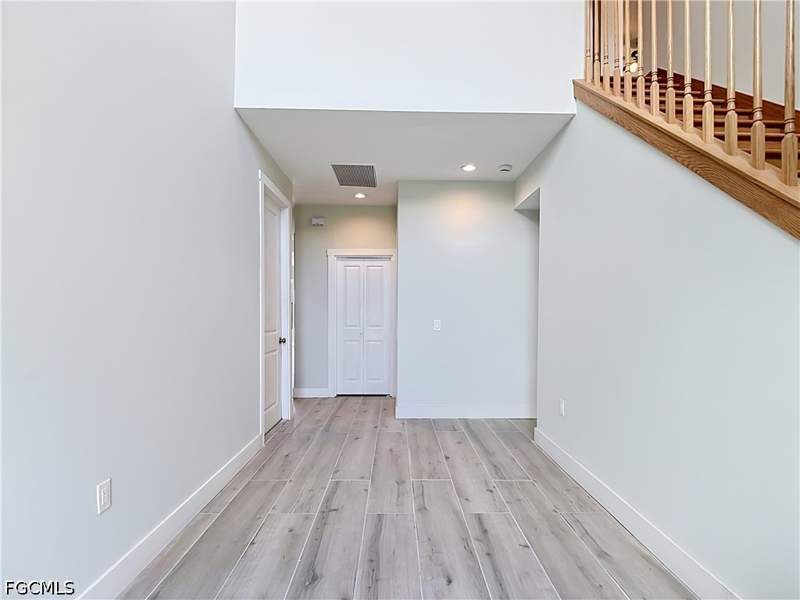 5 bedroom SingleFamilyResidence at 8831 Woodgate Dr, Woodgate Estates, Fort Myers — photo 4