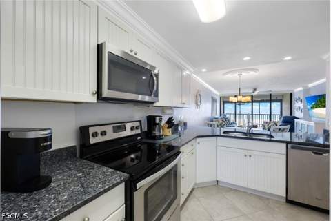 6400 Estero Blvd 402, Fort Myers Beach FL - photo 9 of 32