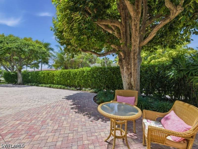 2 bedroom Condominium at 211 3rd Ave S 211, Manor Apts, Naples — photo 3