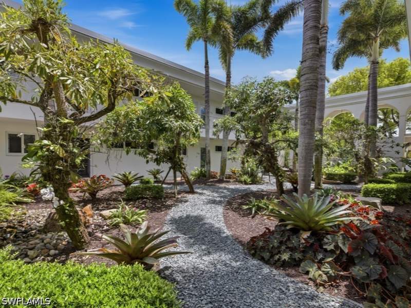 2 bedroom Condominium at 211 3rd Ave S 211, Manor Apts, Naples — photo 4