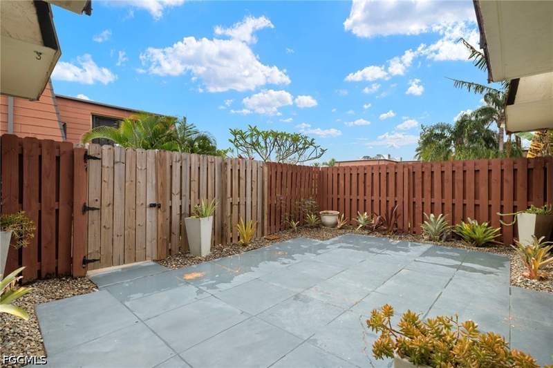 2 bedroom Townhouse at 1520 Park Meadows Dr 1, Parkwoods Townhouse Community, Fort Myers — photo 2
