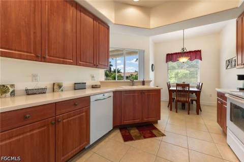 6011 Jonathans Bay Cir 402, Fort Myers FL - photo 11 of 28