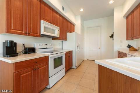 6011 Jonathans Bay Cir 402, Fort Myers FL - photo 9 of 28