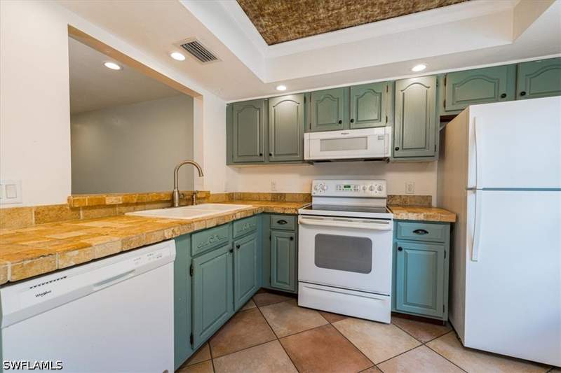 2 bedroom Condominium at 1025 Pine Isle Ln 1025, Boca Ciega Village, Naples — photo 4