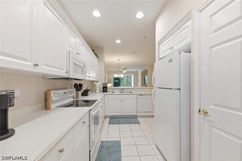 2 bedroom Condominium at 4873 Hampshire Ct 104, Lake Barrington, Naples — photo 2