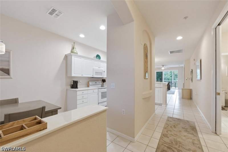 2 bedroom Condominium at 4873 Hampshire Ct 104, Lake Barrington, Naples — photo 3