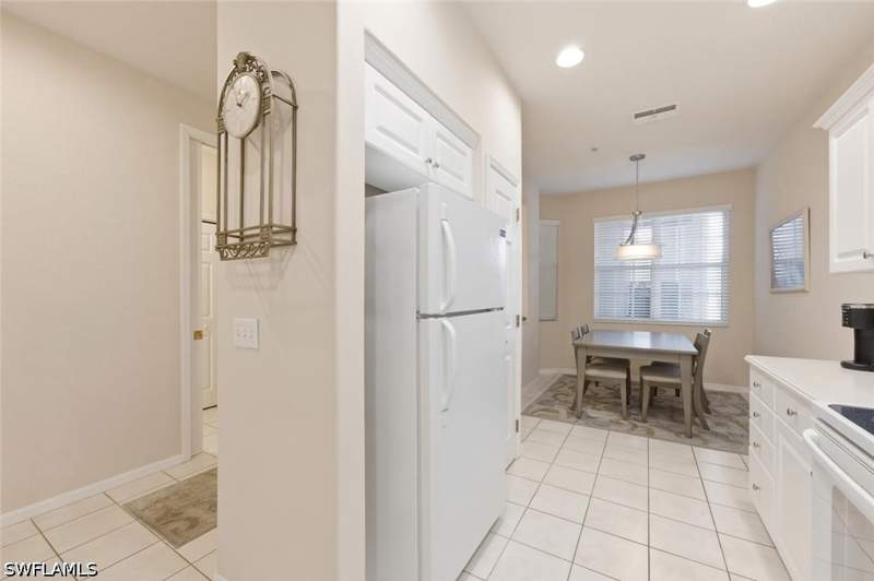 2 bedroom Condominium at 4873 Hampshire Ct 104, Lake Barrington, Naples — photo 4