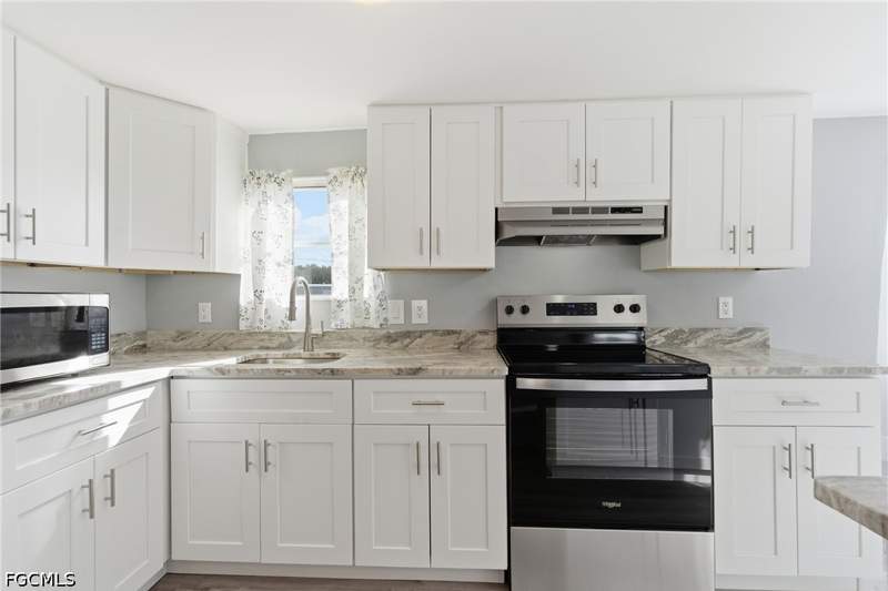 2 bedroom ManufacturedHome at 5558 Palm Beach Blvd 82, Sun-N-Fun Mobile Home Village, Fort Myers — photo 3