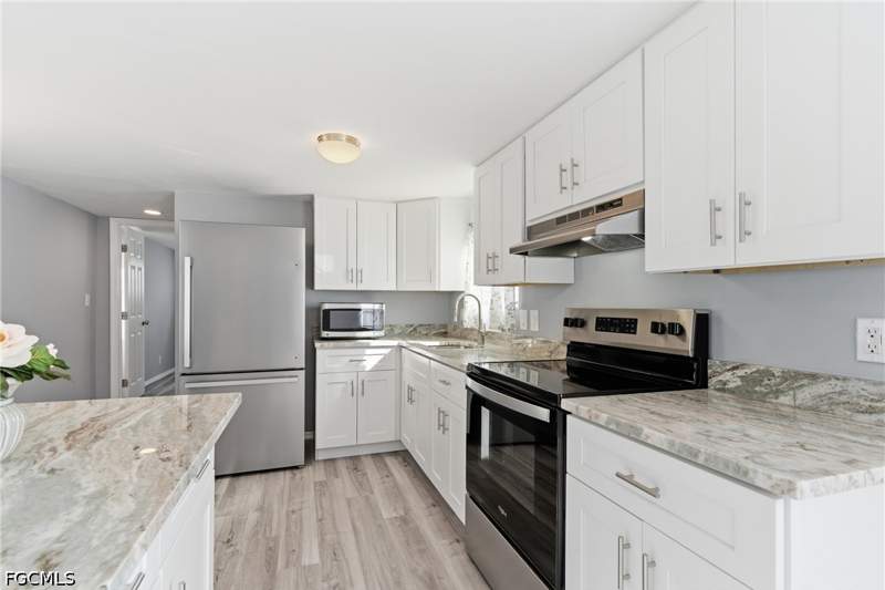 2 bedroom ManufacturedHome at 5558 Palm Beach Blvd 82, Sun-N-Fun Mobile Home Village, Fort Myers — photo 4