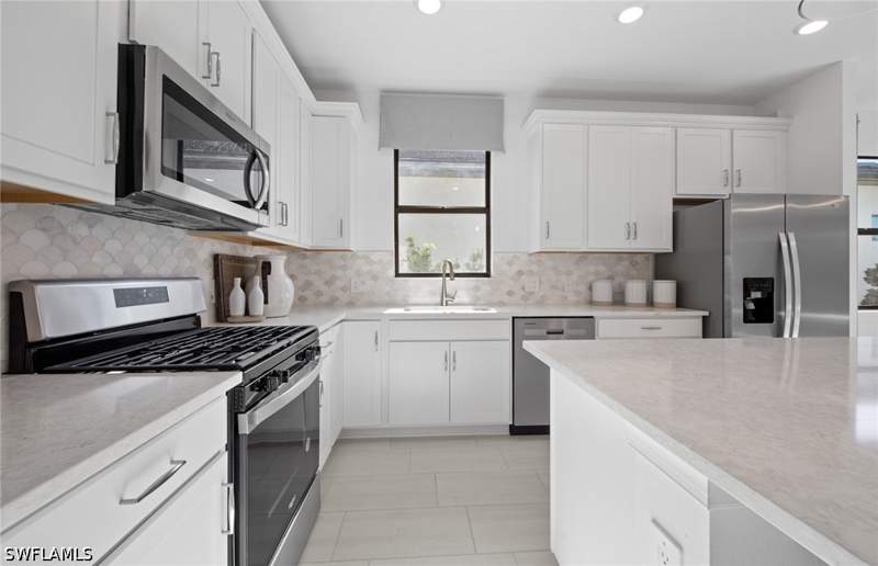 2 bedroom SingleFamilyResidence at 2114 Sequoia Ct, Terreno At Valencia, Naples — photo 3