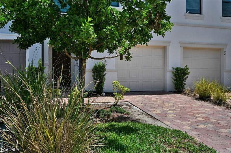 3 bedroom Townhouse at 1519 Lake Jessup Cir, Sawgrass At Coral Lakes, Cape Coral — photo 2