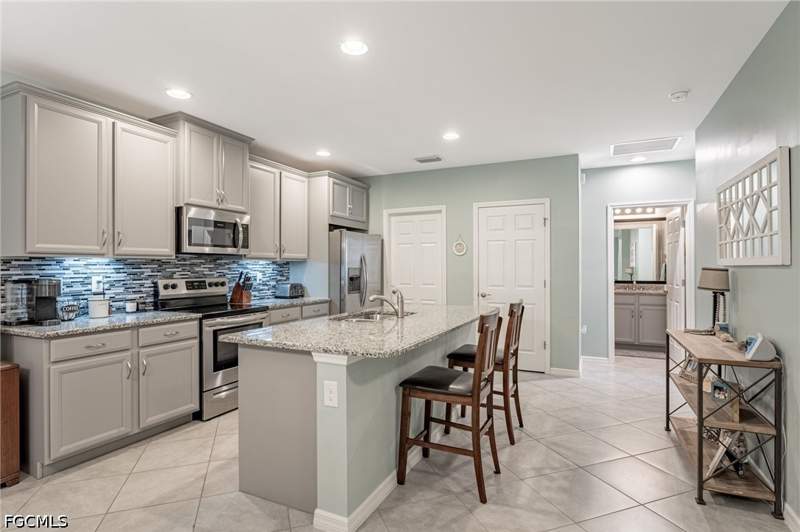2 bedroom Attached at 4334 Dutchess Park Rd, Lindsford, Fort Myers — photo 4