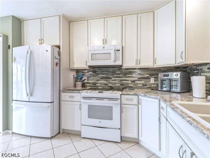 2 bedroom Condominium at 15452 Admiralty Cir 9, Admiralty Yacht & Racquet Club, North Fort Myers — photo 5