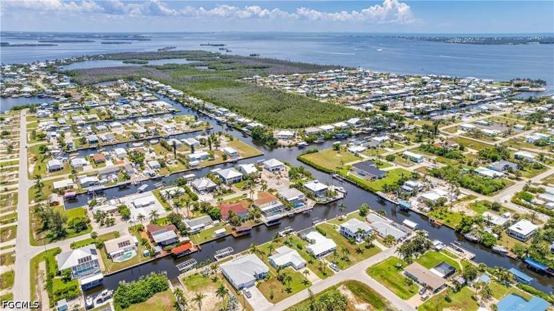 3 bedroom SingleFamilyResidence at 2708 Mangrove St, Gulf Haven, St James City — photo 2