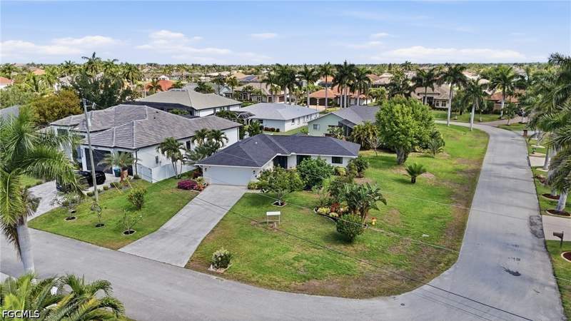 3 bedroom SingleFamilyResidence at 2501 SW 52nd Ter, Cape Coral, Cape Coral — photo 3