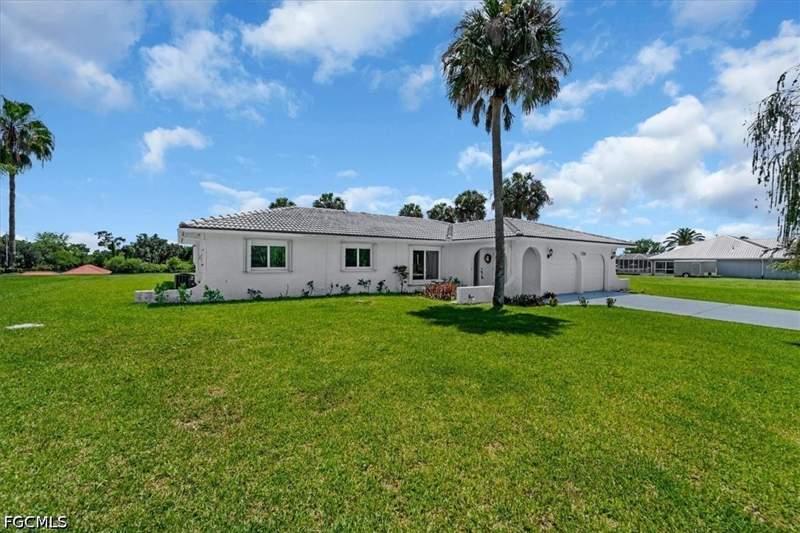 3 bedroom SingleFamilyResidence at 3233 Shell Ln, Labelle, Labelle — photo 2