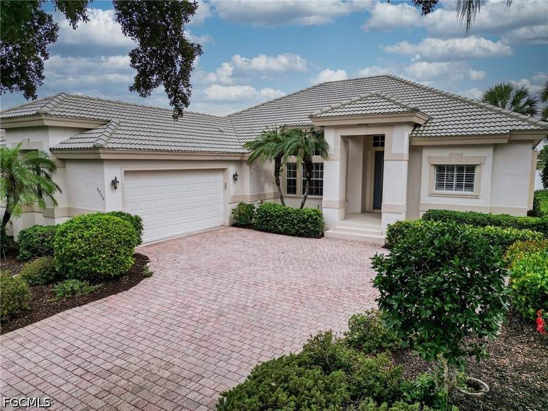 3 bedroom SingleFamilyResidence at 8864 New Castle Dr, Abbey Row, Fort Myers — photo 2