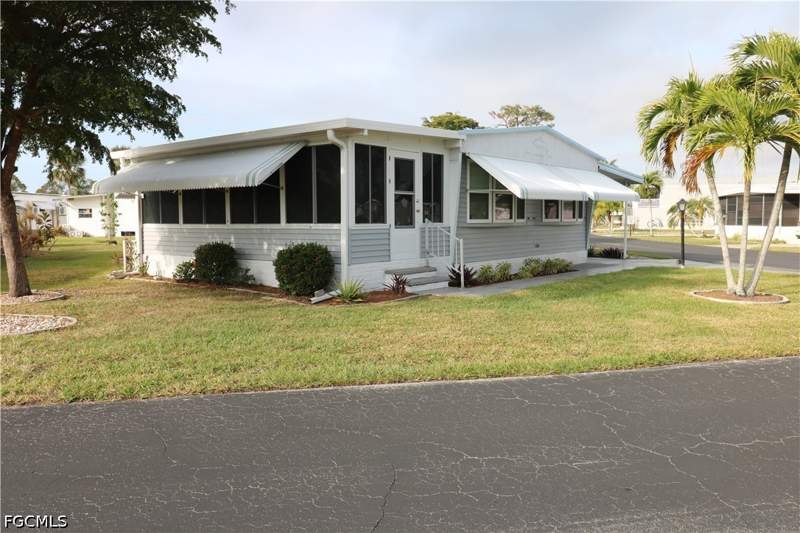 2 bedroom ManufacturedHome at 116 Coachlight Dr, Coachlight Manor Mobile Home, Fort Myers — photo 5