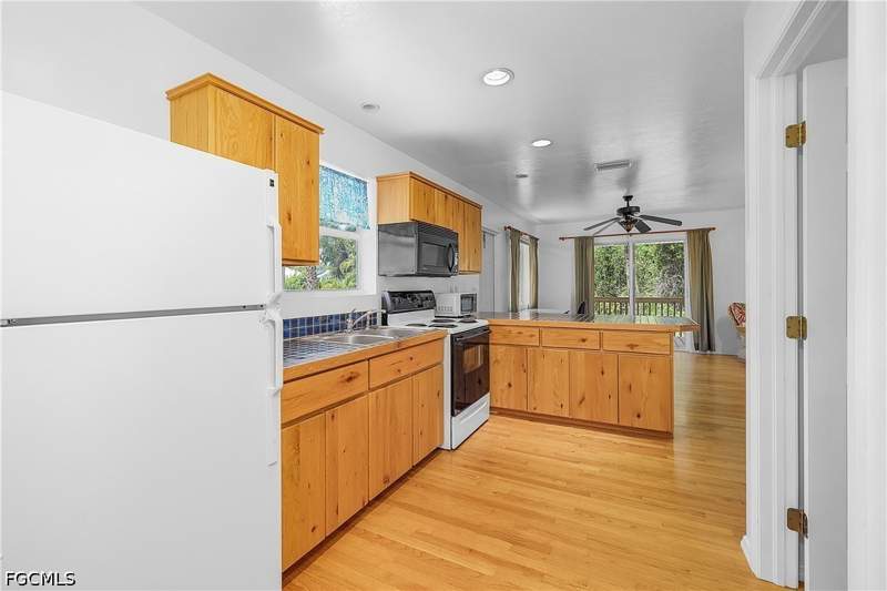 1 bedroom SingleFamilyResidence at 7322 Hibiscus Ave, Sundiet Village, Bokeelia — photo 5