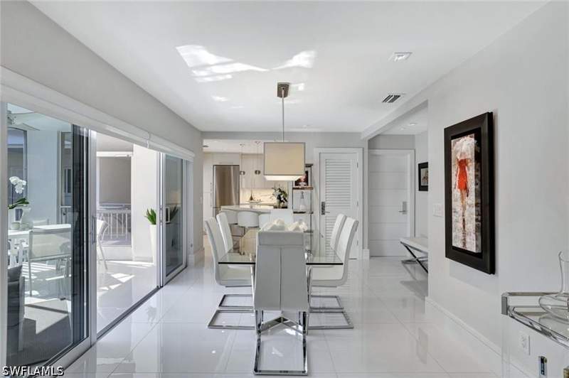 2 bedroom Condominium at 231 3rd Ave S 231, Manor Apts, Naples — photo 3