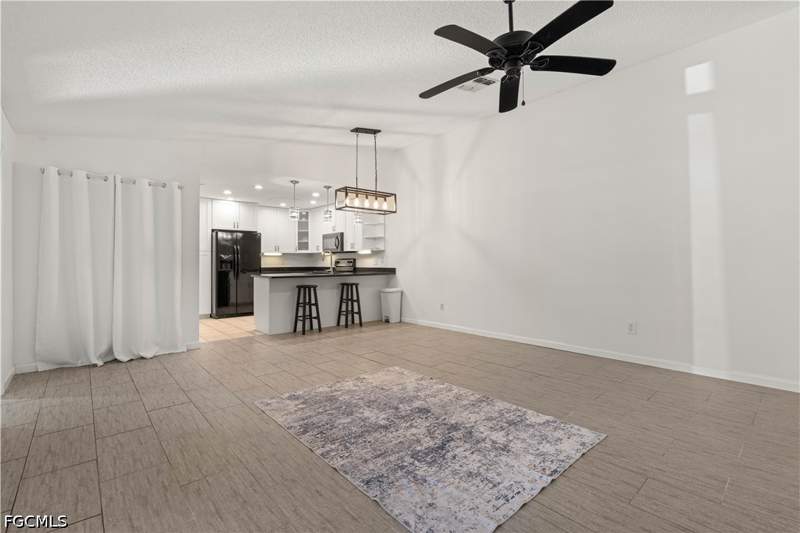 2 bedroom Attached at 6414 Royal Woods Dr, Royal Woods, Fort Myers — photo 3