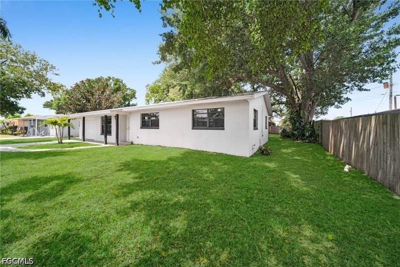 3 bedroom SingleFamilyResidence at 2085 E Tobago Cir, Fort Myers Shores, Fort Myers — photo 4