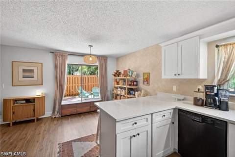 1466 Park Shore Cir 3, Fort Myers FL - photo 8 of 27