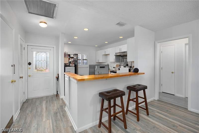 3 bedroom Attached at 1513 Edgewater Cir, Myerlee Park Homes Condo, Fort Myers — photo 3