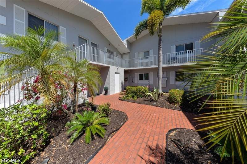 2 bedroom Condominium at 8141 Country Rd 203, Gladiolus Gardens Condo Assn, Fort Myers — photo 2