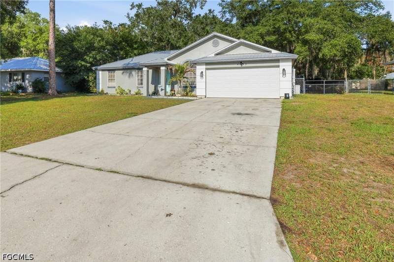 3 bedroom SingleFamilyResidence at 4022 E Sunflower Cir, Port Labelle, Labelle — photo 2