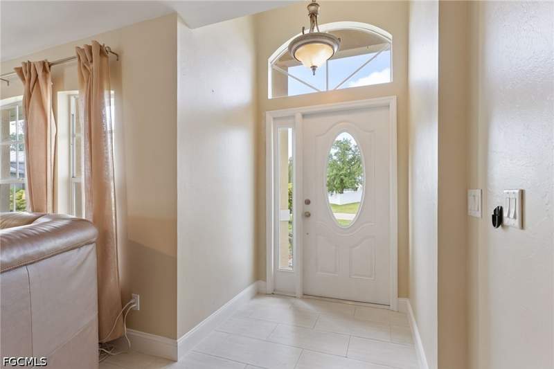 3 bedroom SingleFamilyResidence at 1127 SW 29th St, Cape Coral, Cape Coral — photo 4