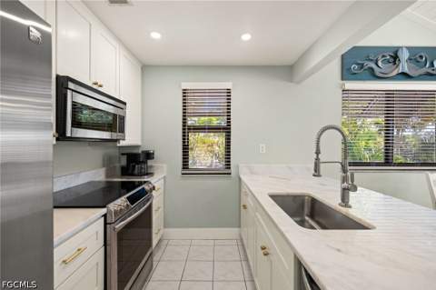 974 Greenwood Ct S, Sanibel FL - photo 7 of 37