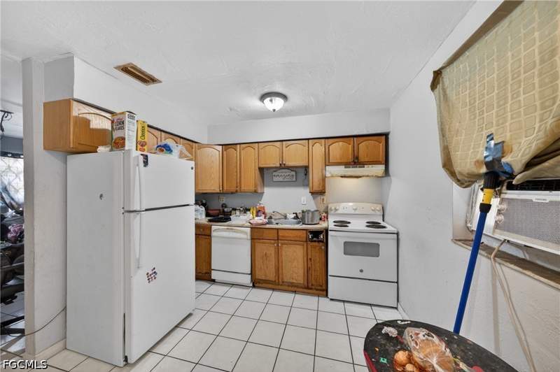 3 bedroom SingleFamilyResidence at 1904 Fountain St, Stareco, Fort Myers — photo 2
