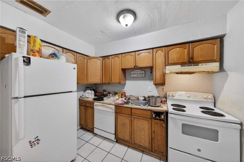3 bedroom SingleFamilyResidence at 1904 Fountain St, Stareco, Fort Myers — photo 3