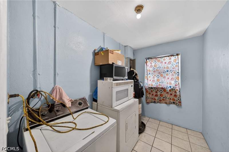 3 bedroom SingleFamilyResidence at 1904 Fountain St, Stareco, Fort Myers — photo 5