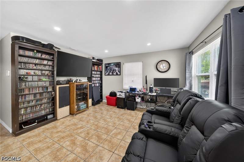 3 bedroom SingleFamilyResidence at 2992 Lafayette St, Franklin Park, Fort Myers — photo 2