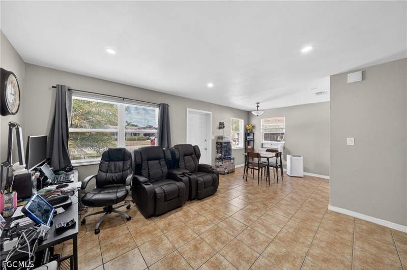 3 bedroom SingleFamilyResidence at 2992 Lafayette St, Franklin Park, Fort Myers — photo 3