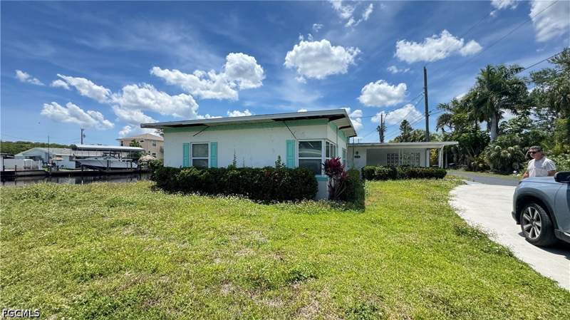 2 bedroom SingleFamilyResidence at 8140 Cleaves Rd, North Fort Myers, North Fort Myers — photo 2