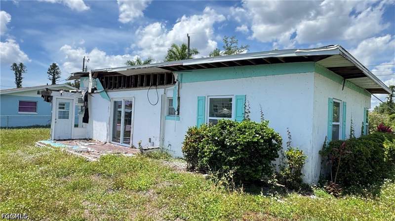 2 bedroom SingleFamilyResidence at 8140 Cleaves Rd, North Fort Myers, North Fort Myers — photo 4