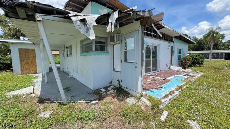 2 bedroom SingleFamilyResidence at 8140 Cleaves Rd, North Fort Myers, North Fort Myers — photo 5