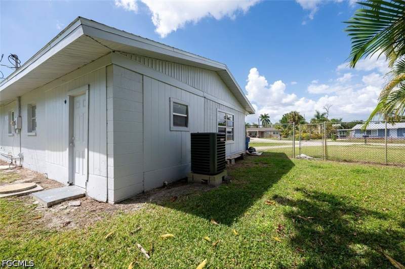 3 bedroom SingleFamilyResidence at 4631 New Haven Dr, Harlem Heights, Fort Myers — photo 5