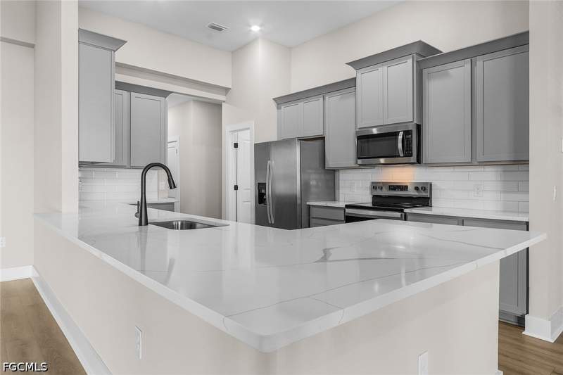 5 bedroom SingleFamilyResidence at 1524 SW 29th St, Cape Coral, Cape Coral — photo 2