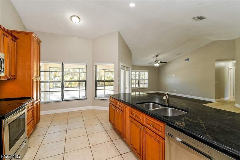 3 bedroom SingleFamilyResidence at 225 SW 37th St, Cape Coral, Cape Coral — photo 5