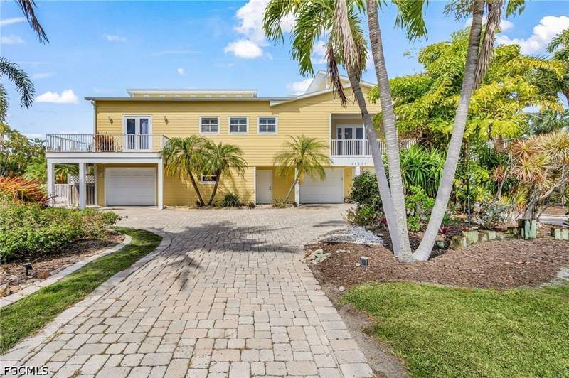 4 bedroom SingleFamilyResidence at 14221 Clubhouse Dr, Alden Pines, Bokeelia — photo 3
