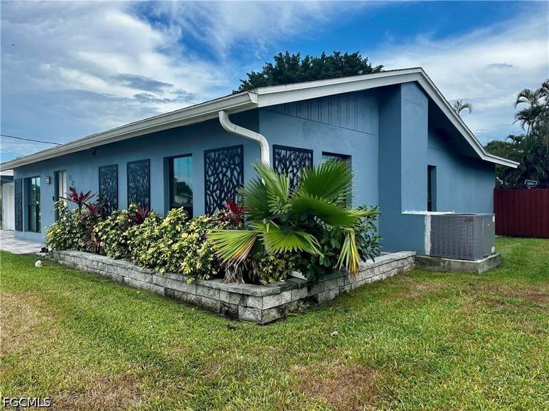 3 bedroom SingleFamilyResidence at 1763 Inlet Dr, Waterway Estates, North Fort Myers — photo 3
